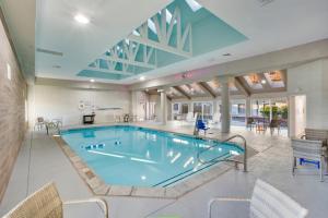 Orangewood Inn & Suites Kansas City Airport,Near Harley-Davidson Factory,4 star
