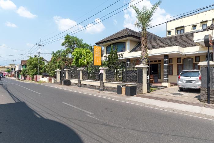 the arsy hotel tasikmalaya managed by pradiza