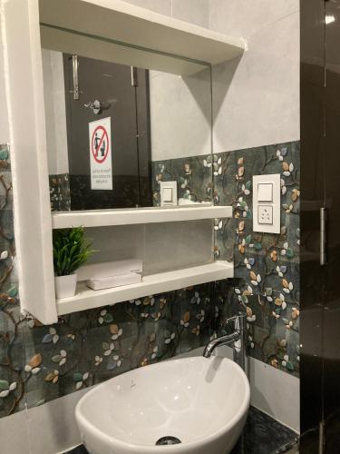 murali krishna apart hotel