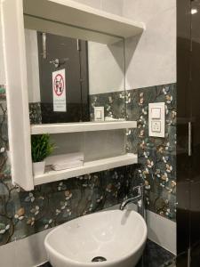 murali krishna apart hotel
