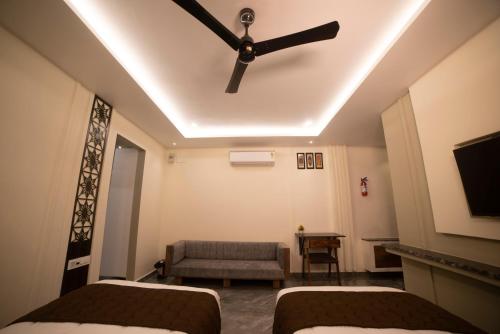 murali krishna apart hotel