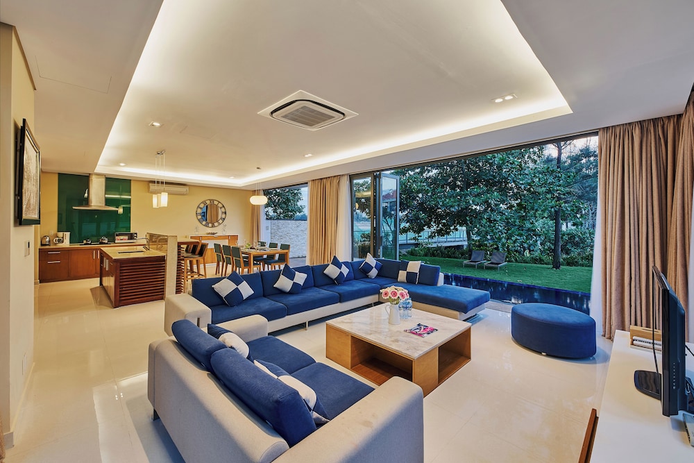 ocean villa swimming pool danang