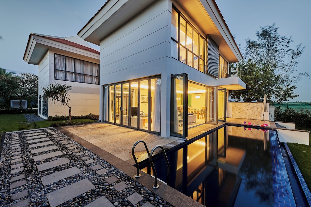 ocean villa swimming pool danang