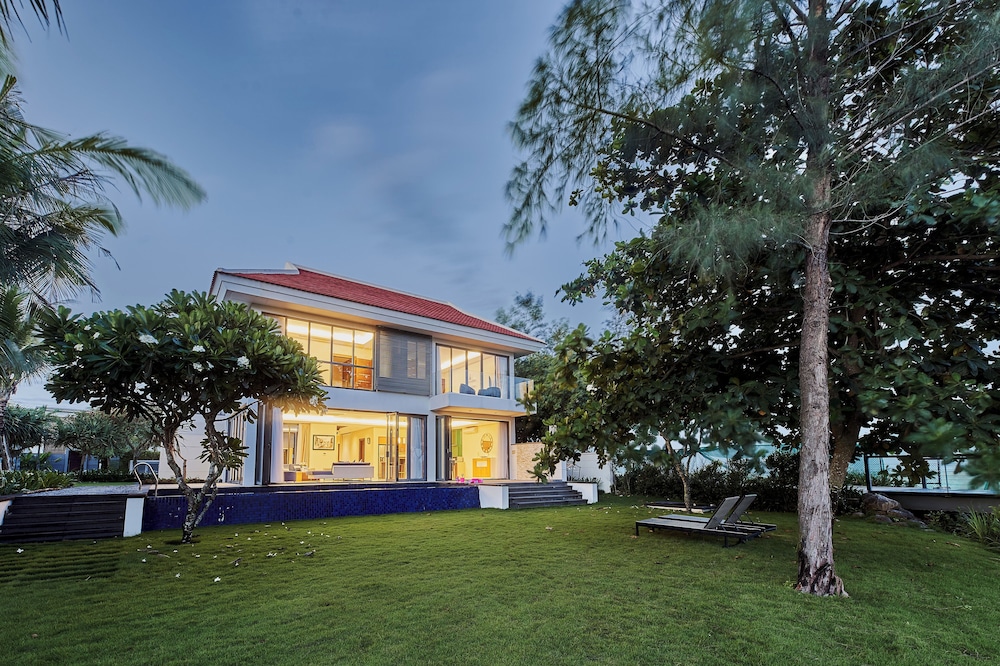ocean villa swimming pool danang