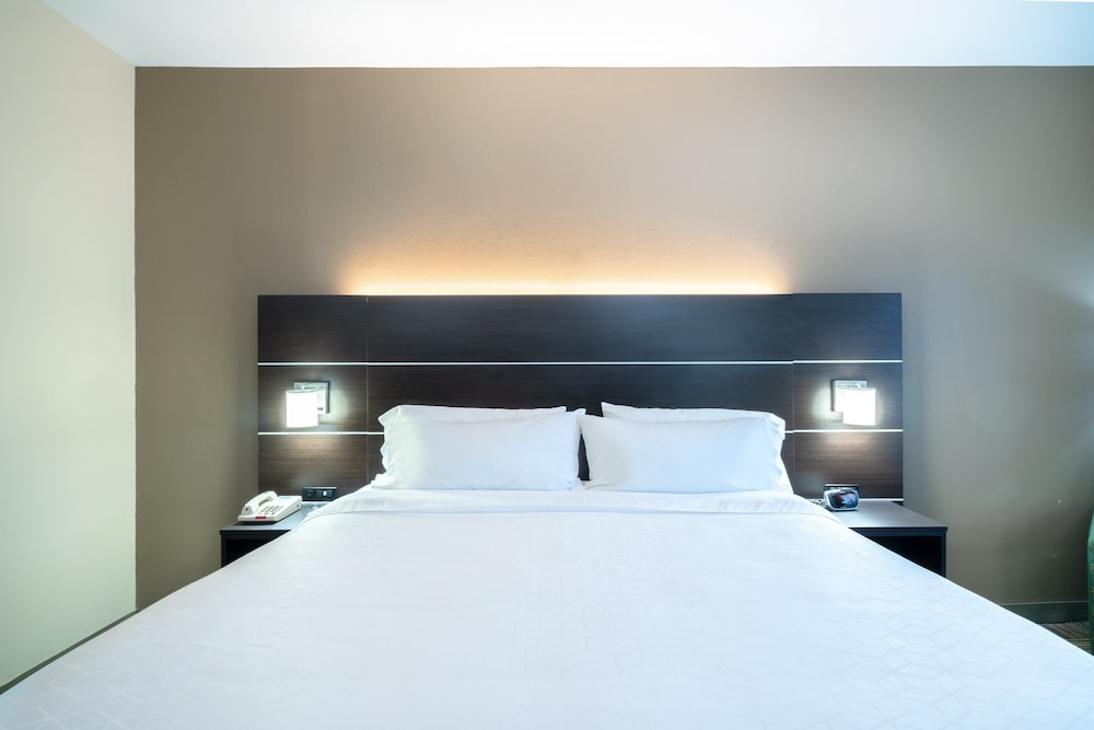 holiday inn express and suites ashland by ihg