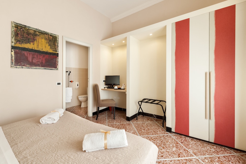 lucca in villa elisa and gentucca