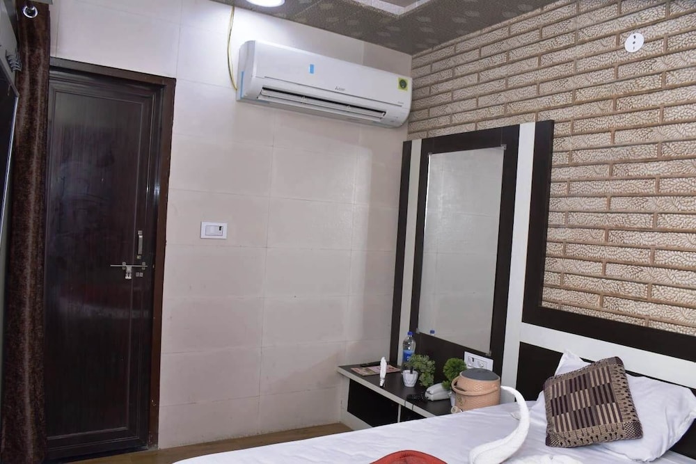 hotel qadri 400 mtrs from dargah