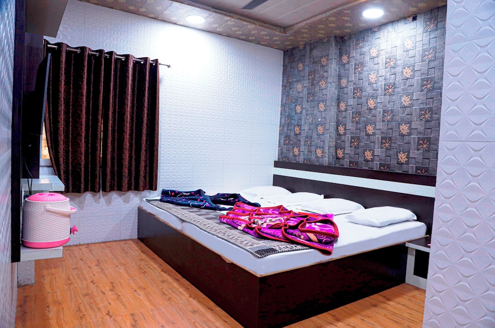 hotel qadri 400 mtrs from dargah