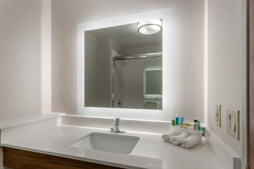 holiday inn express hotel and suites burlington by ihg