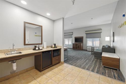 hampton inn and suites madera