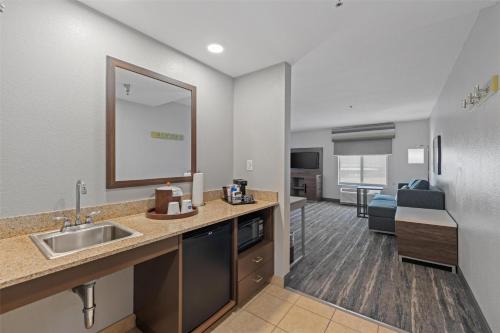 hampton inn and suites madera