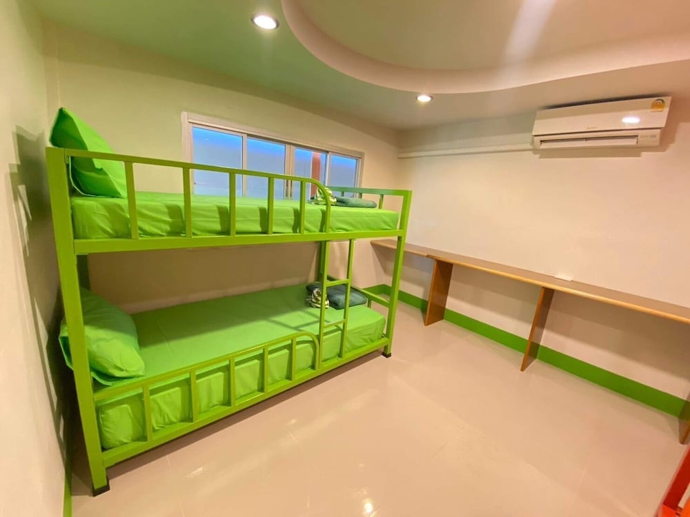 lotus hostel beach bar koh tao