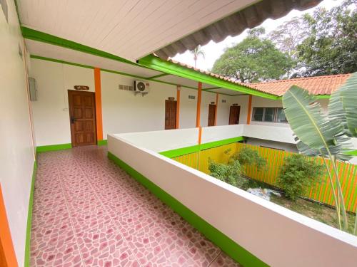 lotus hostel beach bar koh tao