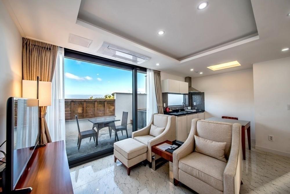 breeze pool villa