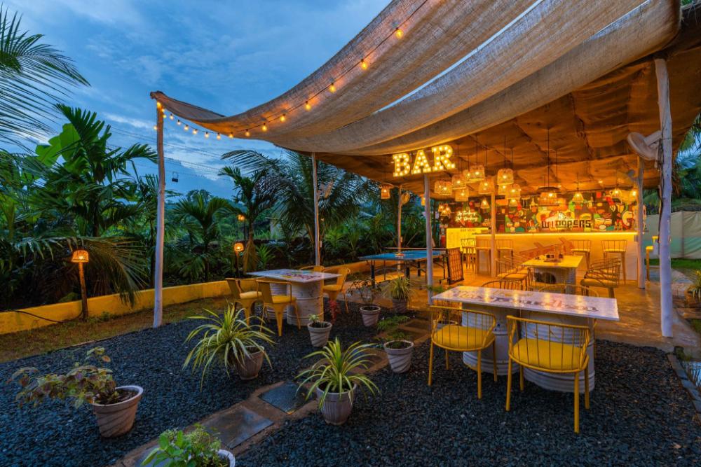 whoopers party hostel palolem