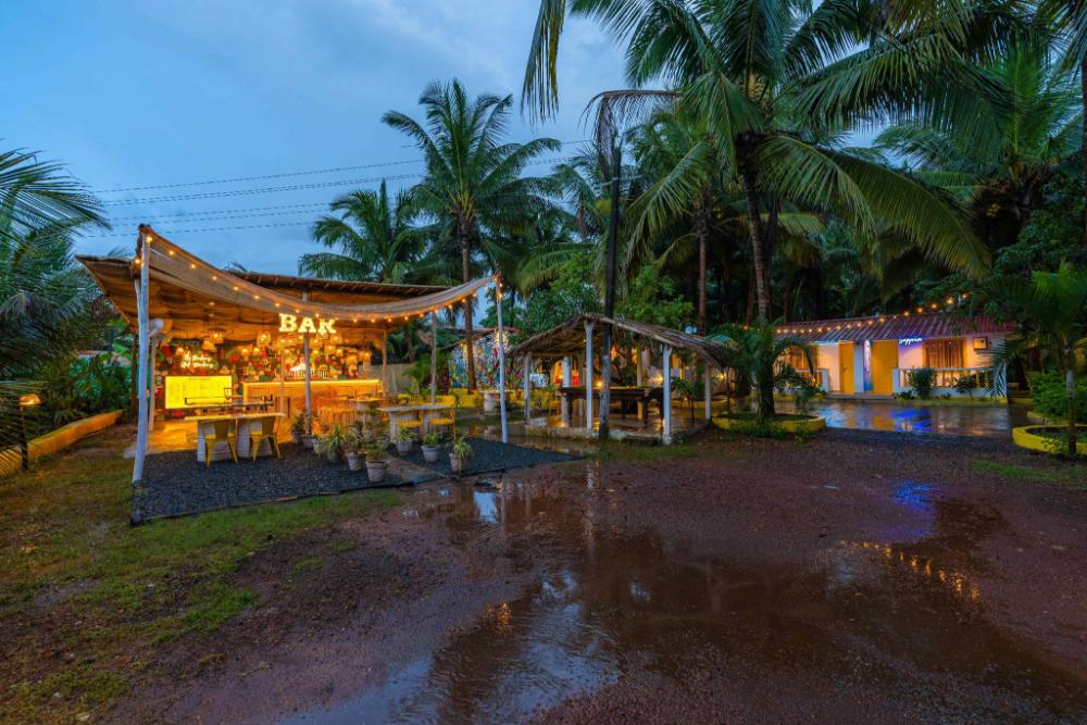 whoopers party hostel palolem