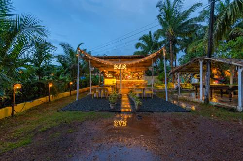 whoopers party hostel palolem