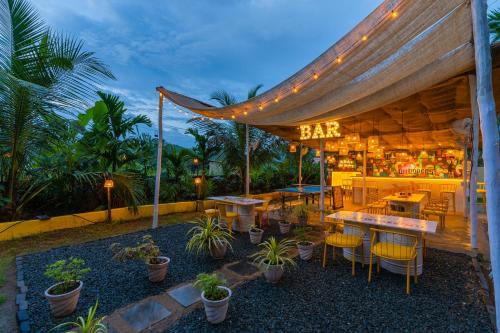 whoopers party hostel palolem