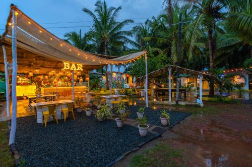 whoopers party hostel palolem