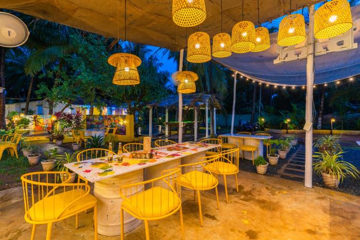 whoopers party hostel palolem