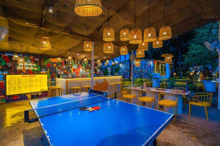 whoopers party hostel palolem