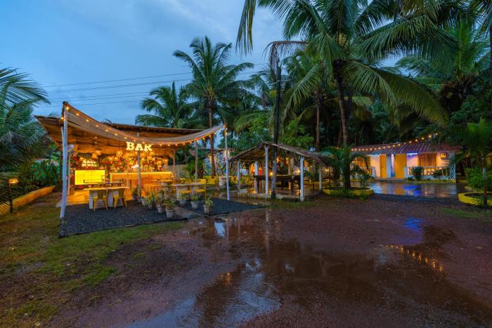 whoopers party hostel palolem