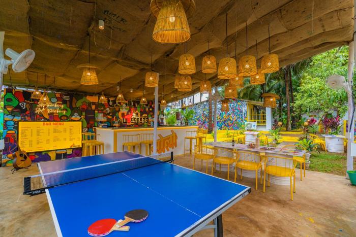 whoopers party hostel palolem