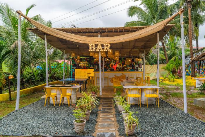 whoopers party hostel palolem