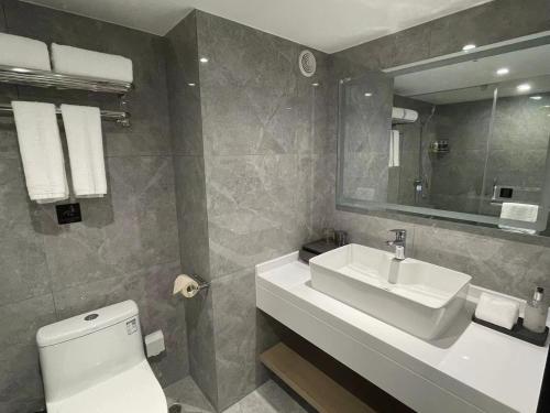 poltton international service apartment wuhan high speed railway station west square