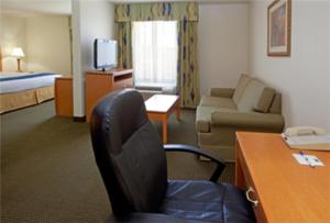 holiday inn express hotel and suites columbus by ihg