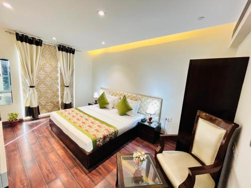 hotel aura ip grand near karkardooma metro station