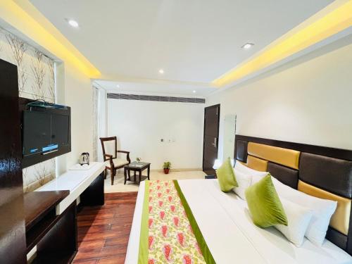 hotel aura ip grand near karkardooma metro station