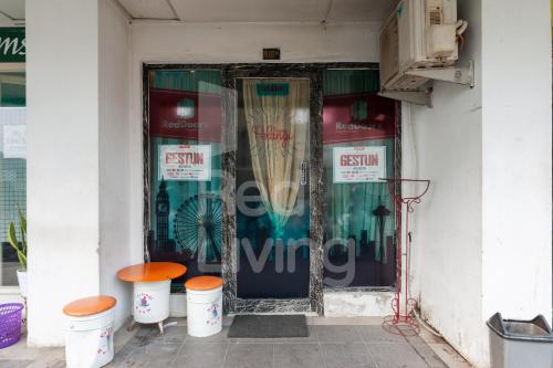 redliving apartemen green lake view ciputat aurora rooms