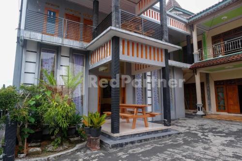 wisma giri mulyo b near grojogan sewu redpartner
