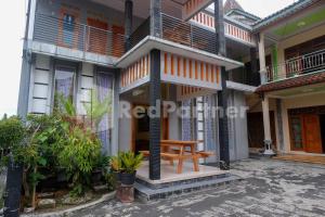 wisma giri mulyo b near grojogan sewu redpartner