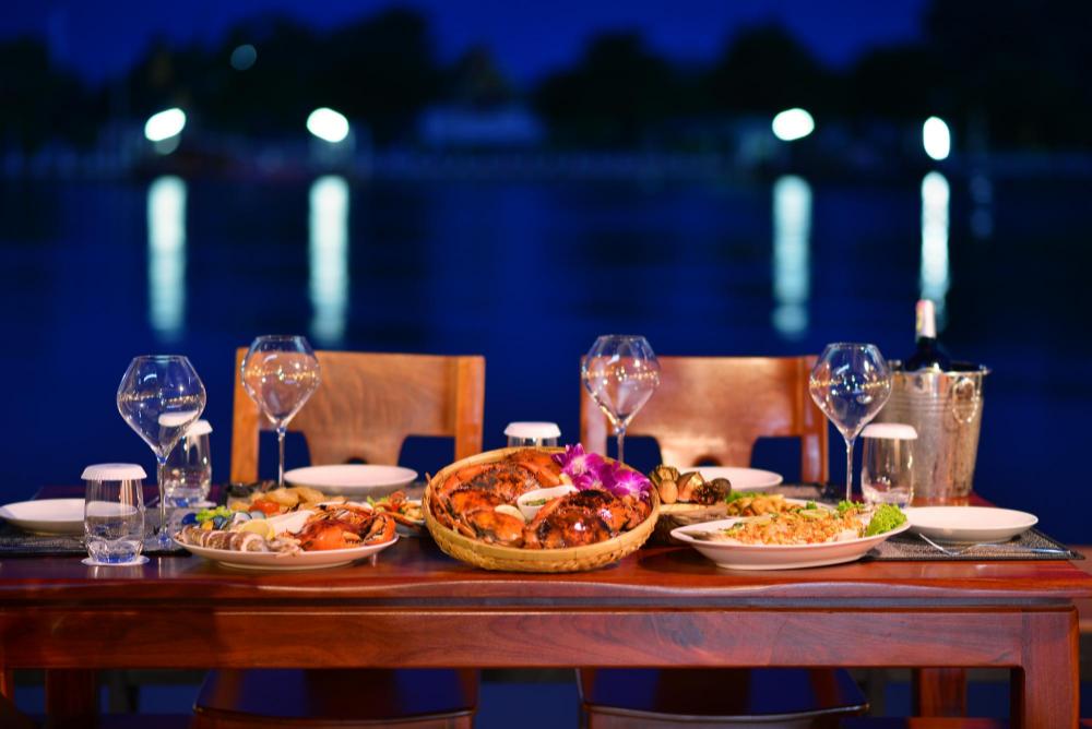 amphawa riverfront hotel