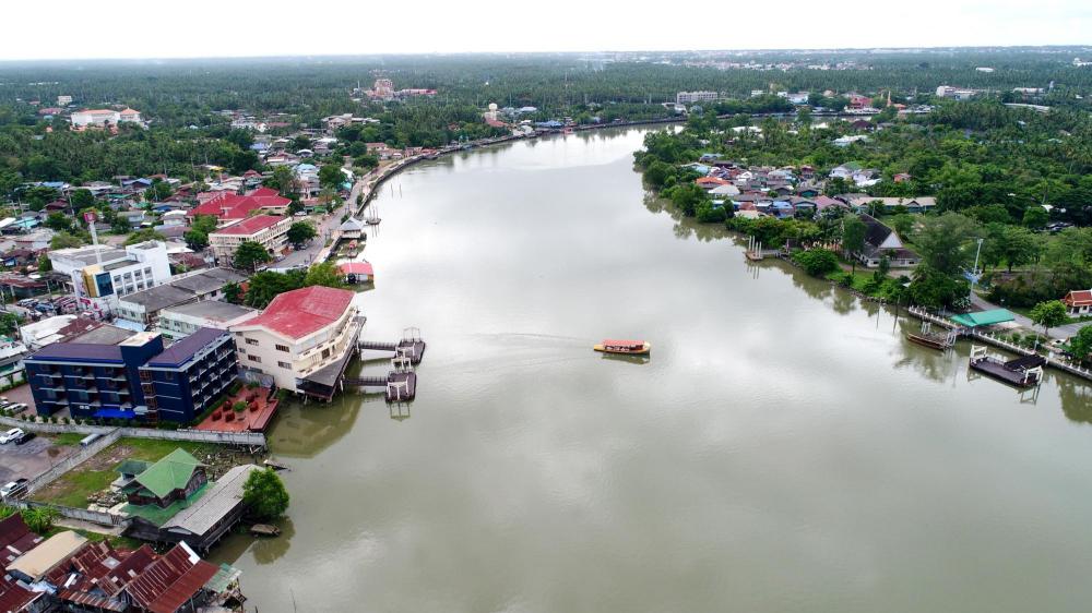 amphawa riverfront hotel
