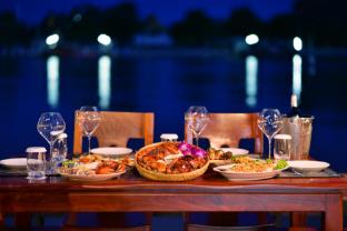 amphawa riverfront hotel