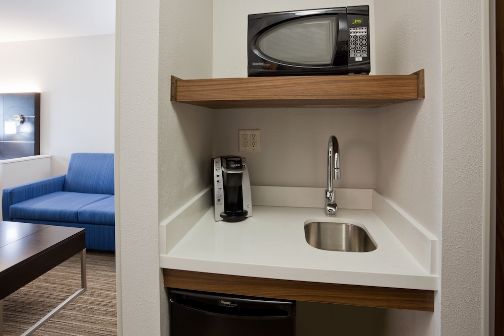 holiday inn express hotel and suites dickinson by ihg