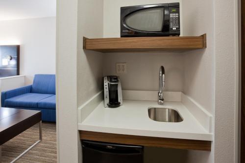 holiday inn express hotel and suites dickinson by ihg