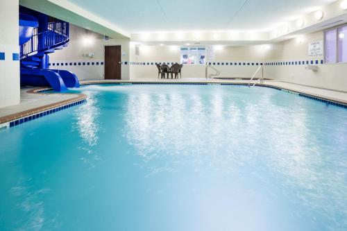 holiday inn express hotel and suites dickinson by ihg