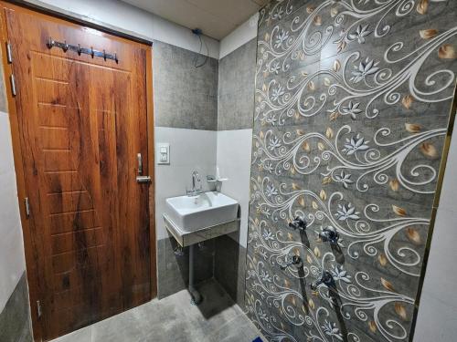 the halt narkanda rooms and rooftop cafe