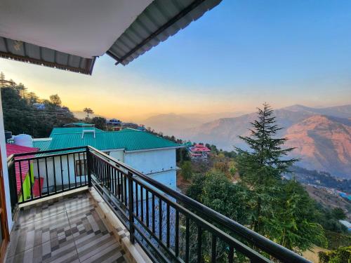 the halt narkanda rooms and rooftop cafe