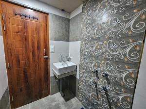 the halt narkanda rooms and rooftop cafe