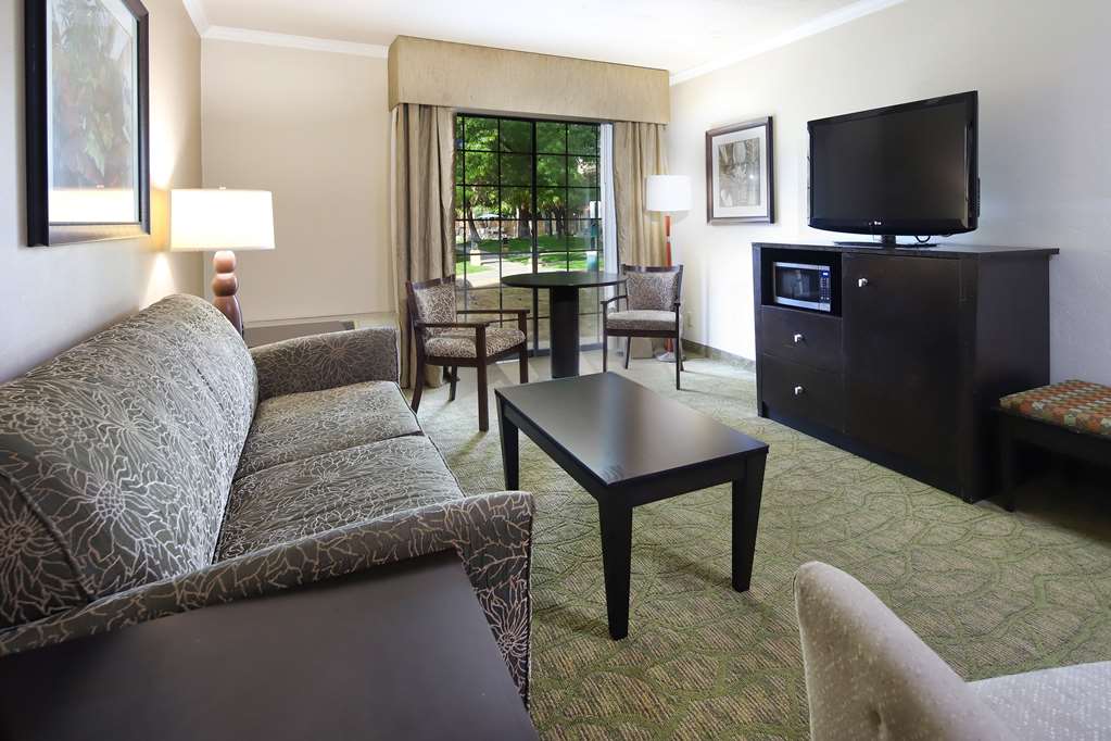 wyndham tucson airport hotel and conference center
