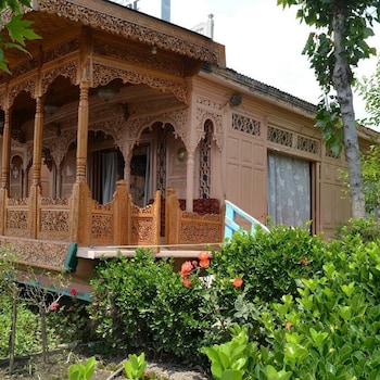 the heritage group of houseboats