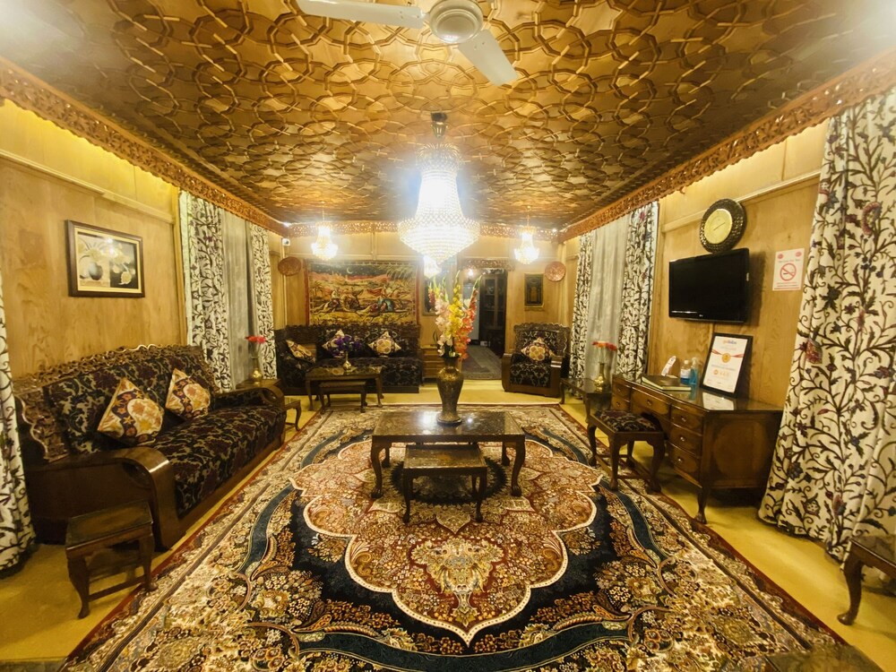 the heritage group of houseboats