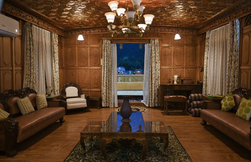 the heritage group of houseboats