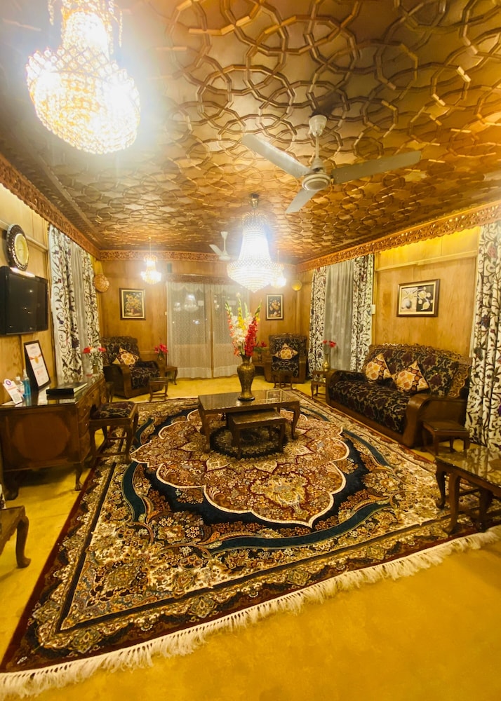 the heritage group of houseboats