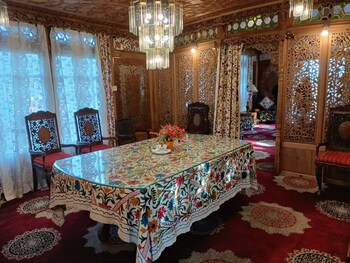 the heritage group of houseboats